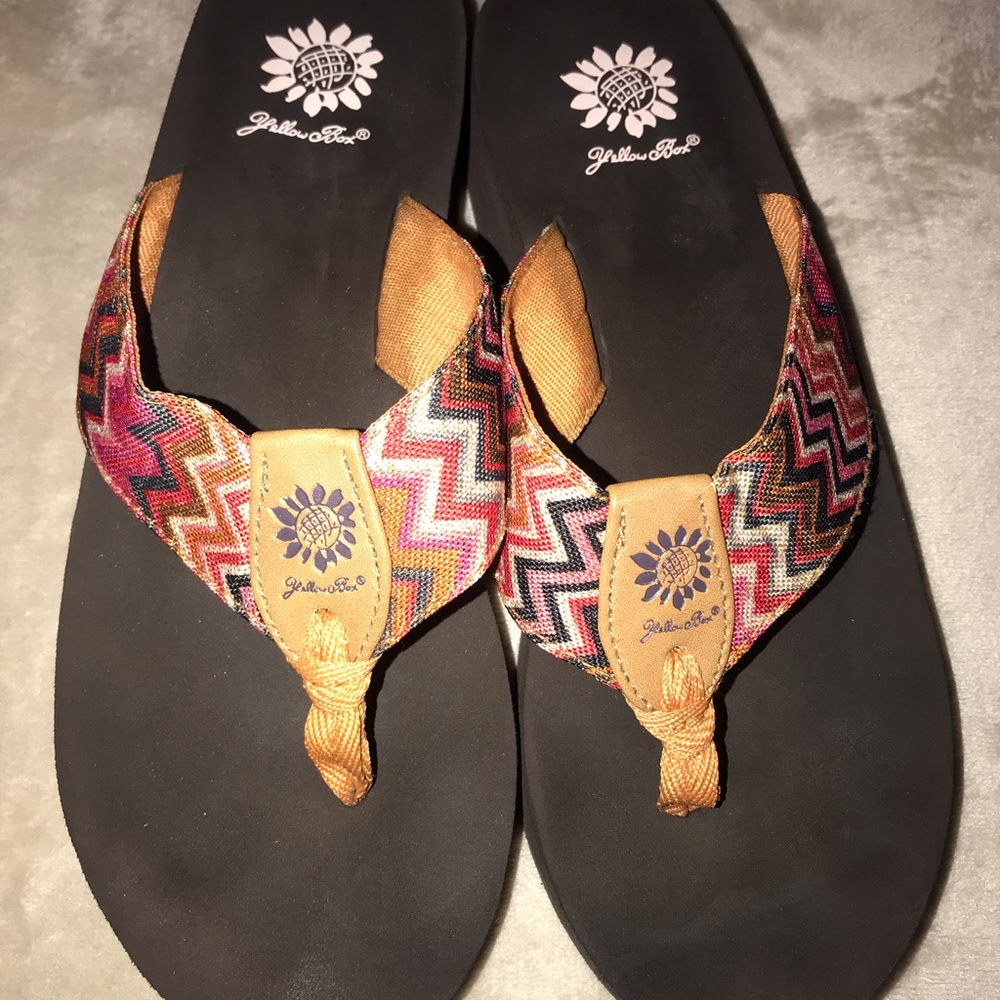 Women’s size 9 chevron stripe Yellow Box Flipflop